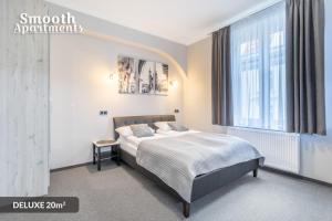 Llit o llits en una habitació de SMOOTH Elegant Apartments KRAKÓW Old Town