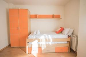 Posteľ alebo postele v izbe v ubytovaní Serrallo Apartment