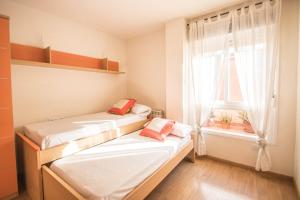 Posteľ alebo postele v izbe v ubytovaní Serrallo Apartment