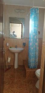 bagno con lavandino, servizi igienici e specchio di Casa evelin 2mai a 2 Mai