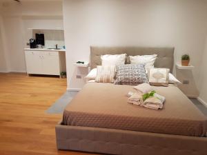 Un dormitorio con una cama grande con toallas. en Via Roma Apartment Deluxe, en Salerno