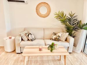 uma sala de estar com um sofá e uma mesa de centro em Maracuja 4, Orient Bay village, walkable beach at 100m em Orient Bay
