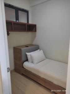 um pequeno quarto com uma cama e um armário em Studio with Privacy Balcony and NETFLIX at TimurBay Sea Front Residence em Kuantan