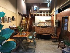 Ein Sitzbereich in der Unterkunft Boundary Hostel and Cafe