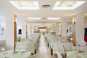 Televízia a/alebo spoločenská miestnosť v ubytovaní Hotel Ivory Playa Sports & Spa