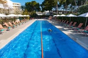 Bazén v ubytovaní Hotel Ivory Playa Sports & Spa alebo v jeho blízkosti