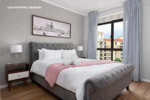 Un pat sau paturi într-o cameră la Century City Boutique Apartments