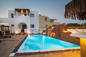 Bazén v ubytování La Belle Vie - Santorini - Adults Only nebo v jeho okolí