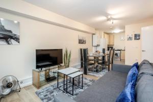 a living room with a couch and a tv at MPL Apartments Watford-Croxley Biz Parks Corporate Lets 2 bed FREE Parking in Watford