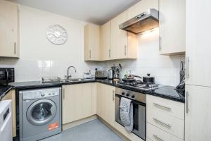 Η κουζίνα ή μικρή κουζίνα στο MPL Apartments Watford-Croxley Biz Parks Corporate Lets 2 bed FREE Parking