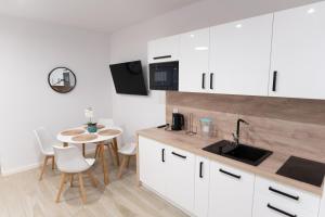 Kuchyňa alebo kuchynka v ubytovaní Apartament Pastelove Kołobrzeg + 5 fotografií