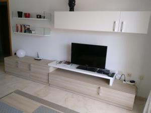 Televízia a/alebo spoločenská miestnosť v ubytovaní Appartement Orly