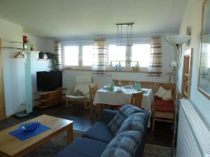 uma sala de estar com uma mesa e uma sala de jantar em Ferienwohnung Dachs em Zachenberg