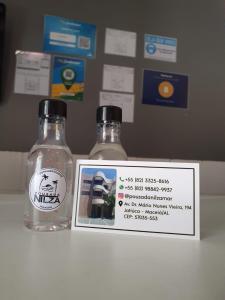 マセイオにあるPousada Nilza Marの棚に置いたボトル入り飲料水2本