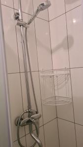 y baño con ducha con cabezal de ducha. en Квартира 1-кімнатна в центрі Миргорода., en Mýrhorod