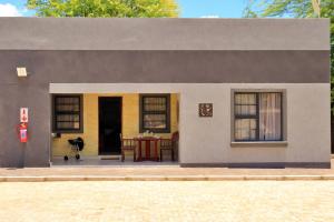 Casa pequeña con mesa y 2 ventanas en Tlou Safari Lodge en Kasane