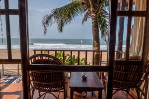 a view of the beach from the balcony of a resort at Jardim a Mar in Agonda