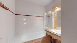 La Grive FAMILLE & MONTAGNE studios 4pers by Alpvision Residences tesisinde bir banyo