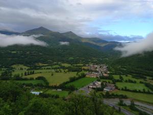 una vista aérea de una ciudad en un valle con montañas en Apartamentos Tuara, en Castejón de Sos