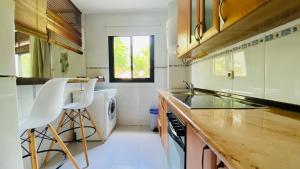 Kuchnia lub aneks kuchenny w obiekcie Loft Playa Suite Málaga