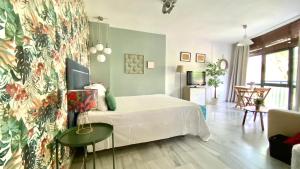 Łóżko lub łóżka w pokoju w obiekcie Loft Playa Suite Málaga
