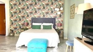 マラガにあるLoft Playa Suite Málagaのベッドルーム1室(ベッド1台、テレビ付)