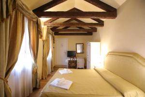 a bedroom with a bed with two towels on it at Alla Vigna - Room Only in Venice