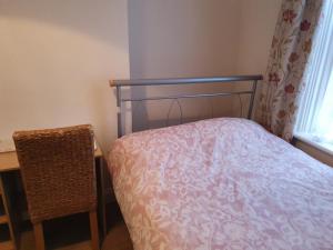 Un dormitorio con una cama, una mesa y una silla. en En suite bedrooms, Heaton, Newcastle, en Newcastle