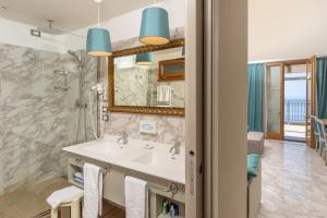 Koupelna v ubytování Hotel Porto Roca