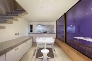 eine Küche mit einem weißen Tisch und einer Treppe in der Unterkunft Loft center of Paris by Studio prestige in Paris