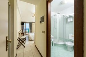 Koupelna v ubytování Hotel Porto Roca