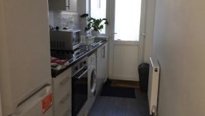una piccola cucina con piano cottura e forno a microonde di Quiet Studio by Lloyd Park a South Norwood