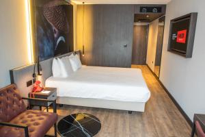 Tempat tidur dalam kamar di Radisson RED London Greenwich The O2