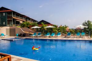 uma pessoa numa piscina num resort em Oxygen Resorts Morjim, Goa em Morjim
