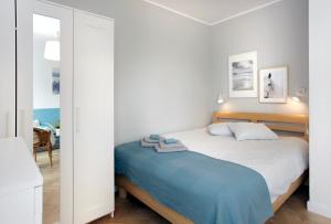 グディニャにあるSłoneczne Studioのベッドルーム1室(青い毛布付きのベッド1台付)