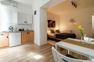 a small apartment with a bed and a kitchen at Villa Viola Spa&Garden in Gyula