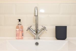 New! Modern Home from Home Apartment by 247 Lets Horsham - Abbey 16