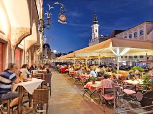 Reštaurácia alebo iné gastronomické zariadenie v ubytovaní Hotel Mader