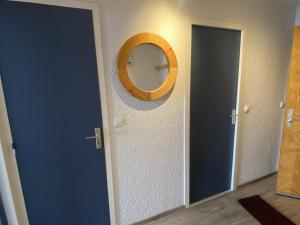 a bathroom with a mirror and a blue door at Studio Montgenèvre, 1 pièce, 4 personnes - FR-1-445-156 in Montgenèvre