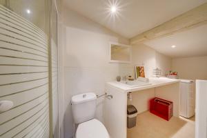 Ett badrum på Observance 2 bedroom duplex apartment