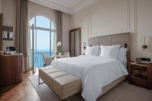 Letto o letti in una camera di San Domenico Palace, Taormina, A Four Seasons Hotel