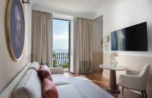 TV a/nebo společenská místnost v ubytování San Domenico Palace, Taormina, A Four Seasons Hotel
