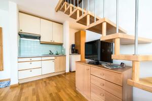 cocina con escalera y sala de estar. en Issingerhof App 3, en Sand in Taufers