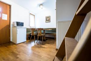 A kitchen or kitchenette at Issingerhof App 1