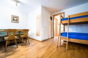 A bed or beds in a room at Issingerhof App 1