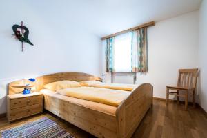A bed or beds in a room at Issingerhof App 1