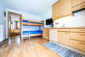A bed or beds in a room at Issingerhof App 1
