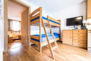 A bed or beds in a room at Issingerhof App 1