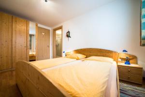 A bed or beds in a room at Issingerhof App 1