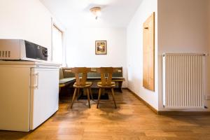 A kitchen or kitchenette at Issingerhof App 1
